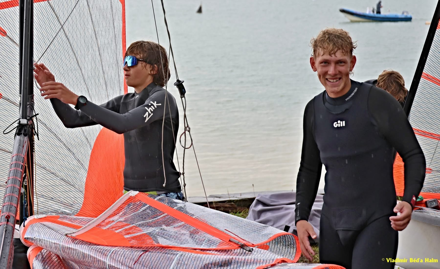 David Křížek ml. a Matěj Martan u jejich závodní plachetnice třídy 29er
